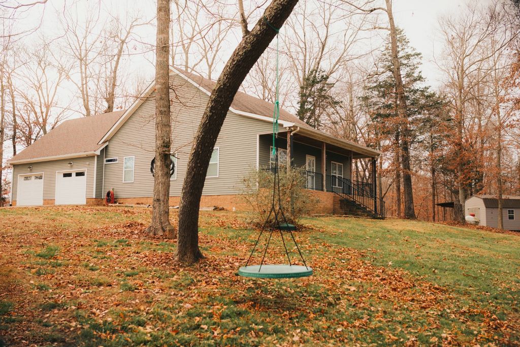 2590 Floyd Rd, Clarksville, TN 37042