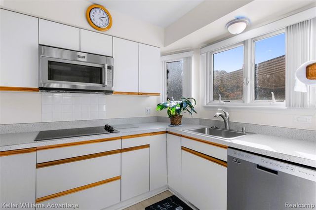 31441 Orchard Brook Court, Farmington Hills, MI 48336