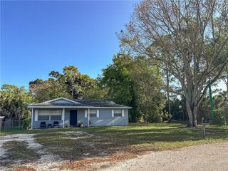 651 Pine Cone LN, Naples, FL 34104