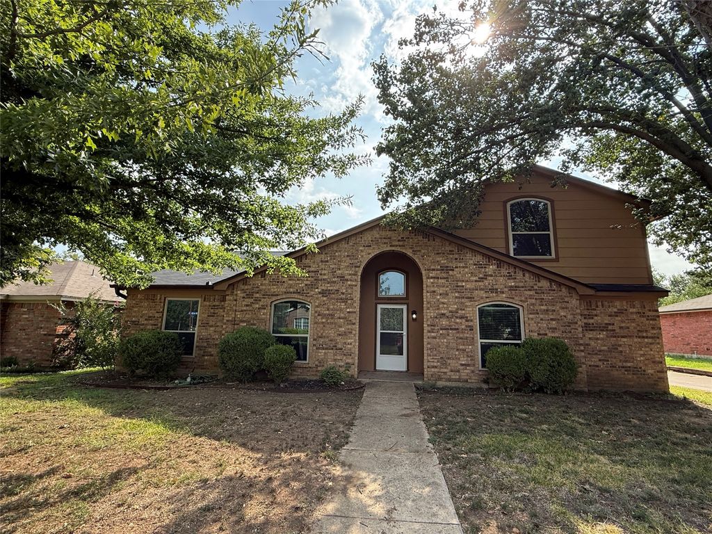 5501 Whisper Glen Drive, Arlington, TX 76017