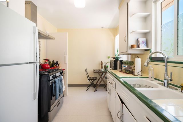 908 Prospect Ave, Oakland, CA 94610