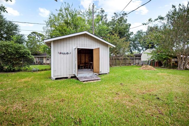613 Grantham Road, Baytown, TX 77521