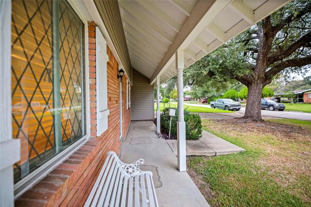 613 Grantham Road, Baytown, TX 77521