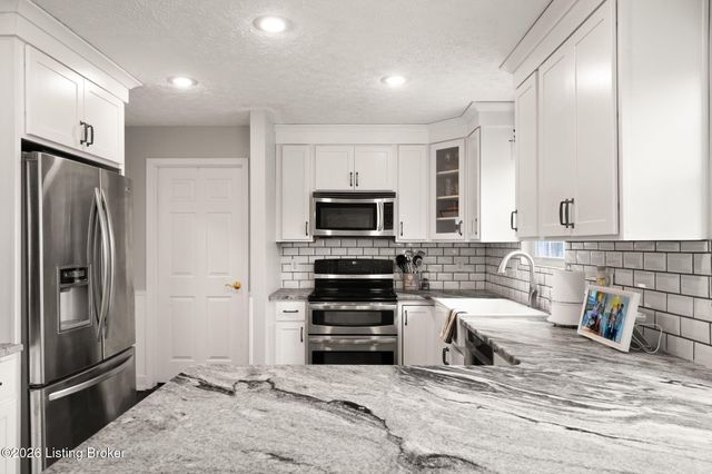 11520 Saratoga Club Rd, Louisville, KY 40299