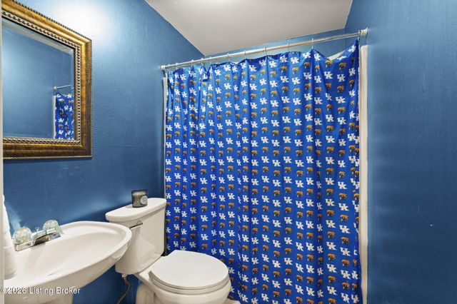 11520 Saratoga Club Rd, Louisville, KY 40299