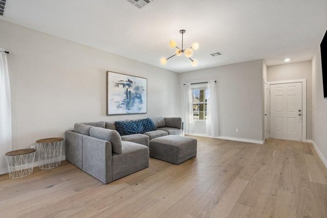 440 Wolf Springs RD, Georgetown, TX 78628