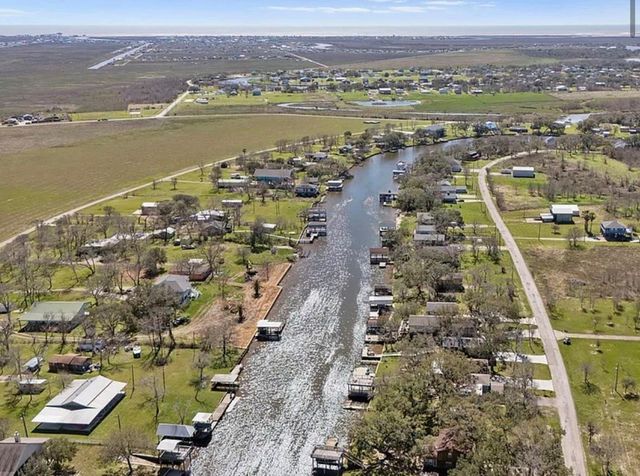 909 Private Road 652, Sargent, TX 77414