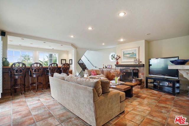 14285 Valley Vista Boulevard, Sherman Oaks, CA 91423