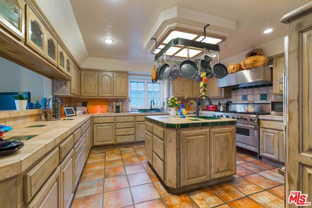 14285 Valley Vista Boulevard, Sherman Oaks, CA 91423