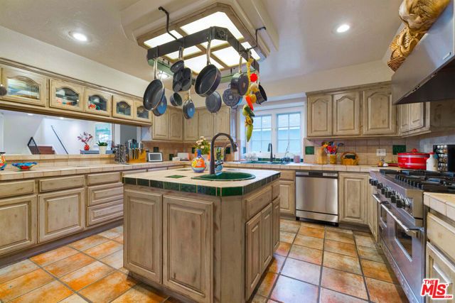 14285 Valley Vista Boulevard, Sherman Oaks, CA 91423