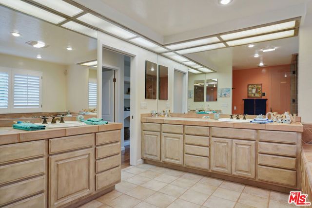 14285 Valley Vista Boulevard, Sherman Oaks, CA 91423