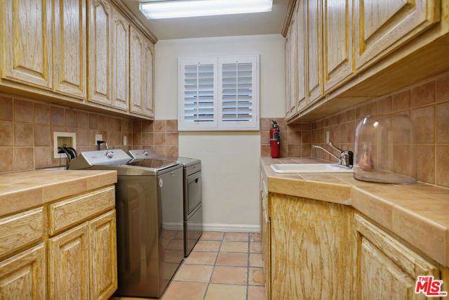 14285 Valley Vista Boulevard, Sherman Oaks, CA 91423