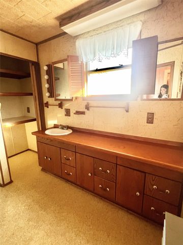 310 Hughes Street, Quanah, TX 79252