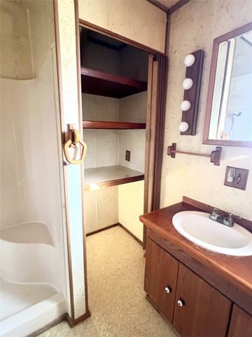 310 Hughes Street, Quanah, TX 79252