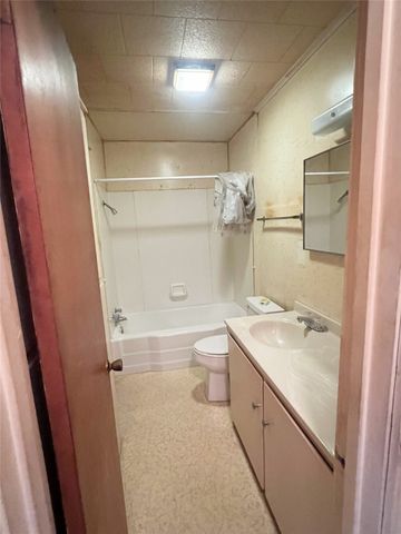 310 Hughes Street, Quanah, TX 79252