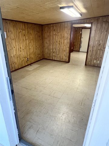 310 Hughes Street, Quanah, TX 79252