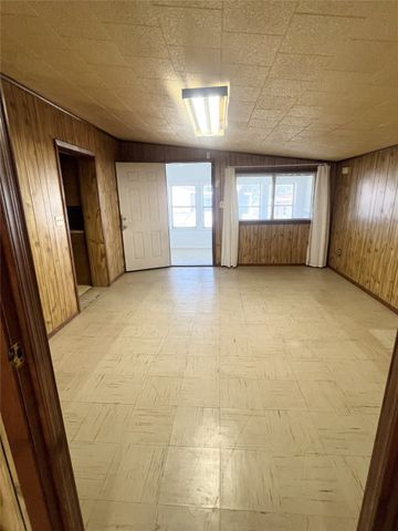 310 Hughes Street, Quanah, TX 79252