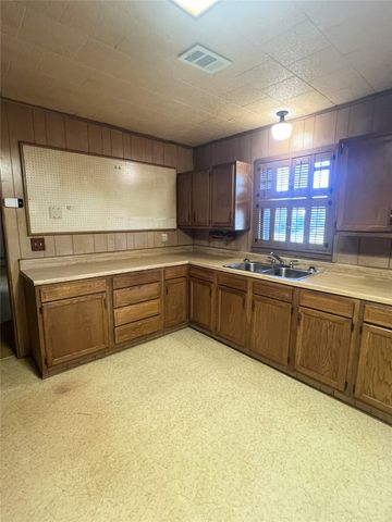 310 Hughes Street, Quanah, TX 79252