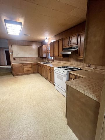 310 Hughes Street, Quanah, TX 79252