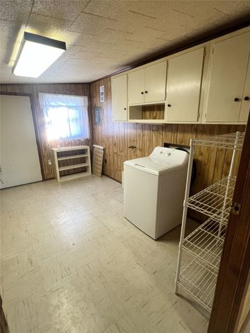 310 Hughes Street, Quanah, TX 79252