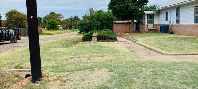 310 Hughes Street, Quanah, TX 79252