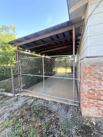 310 Hughes Street, Quanah, TX 79252