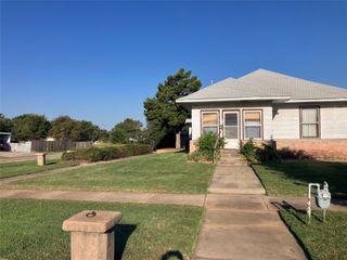 310 Hughes Street, Quanah, TX 79252