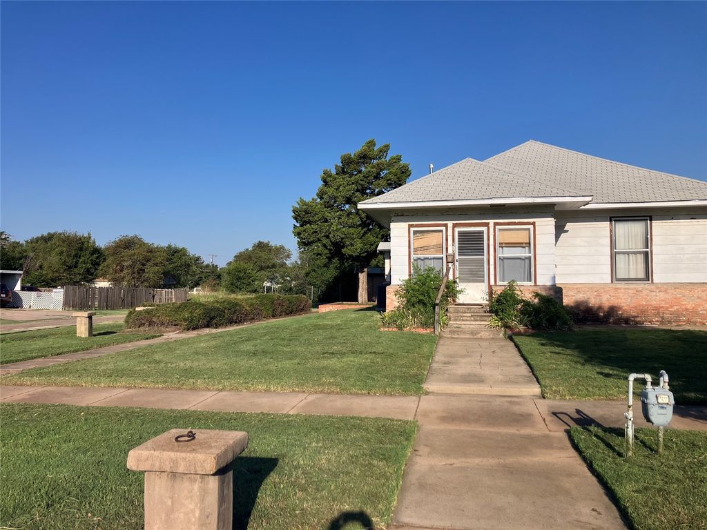 310 Hughes Street, Quanah, TX 79252