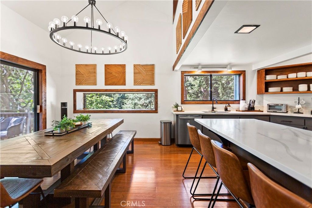 Image 10 of property listing at 26561 Thunderbird, Lake Arrowhead, CA 92352