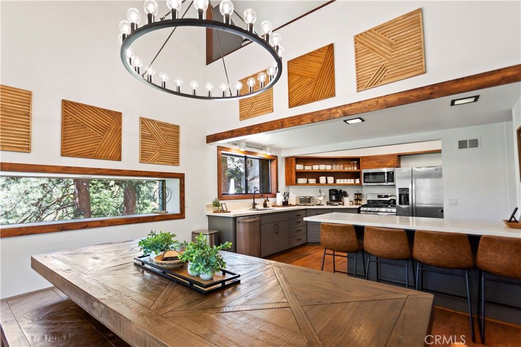 Image 11 of property listing at 26561 Thunderbird, Lake Arrowhead, CA 92352