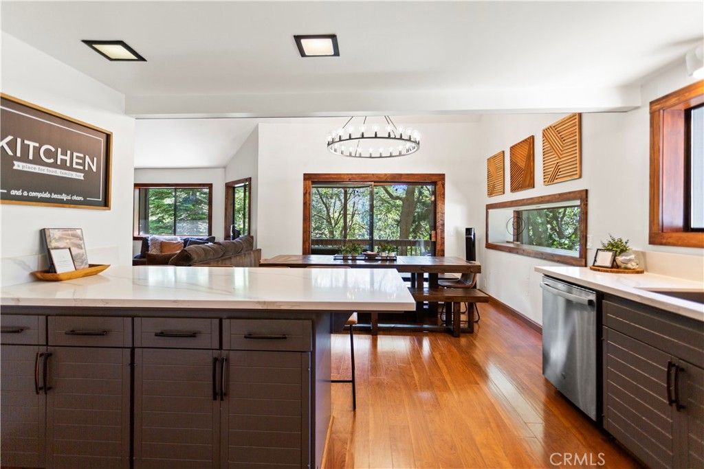 Image 12 of property listing at 26561 Thunderbird, Lake Arrowhead, CA 92352