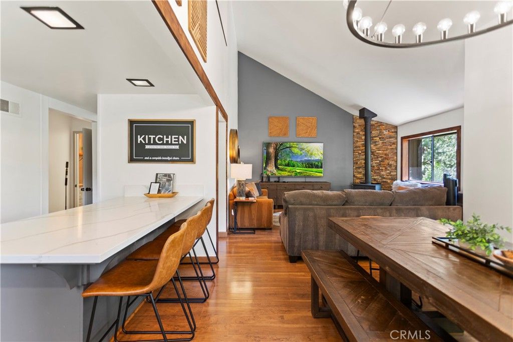 Image 13 of property listing at 26561 Thunderbird, Lake Arrowhead, CA 92352