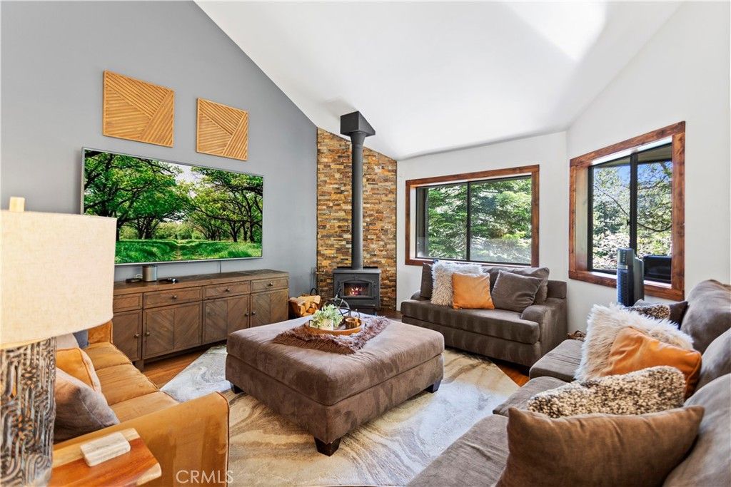 Image 17 of property listing at 26561 Thunderbird, Lake Arrowhead, CA 92352