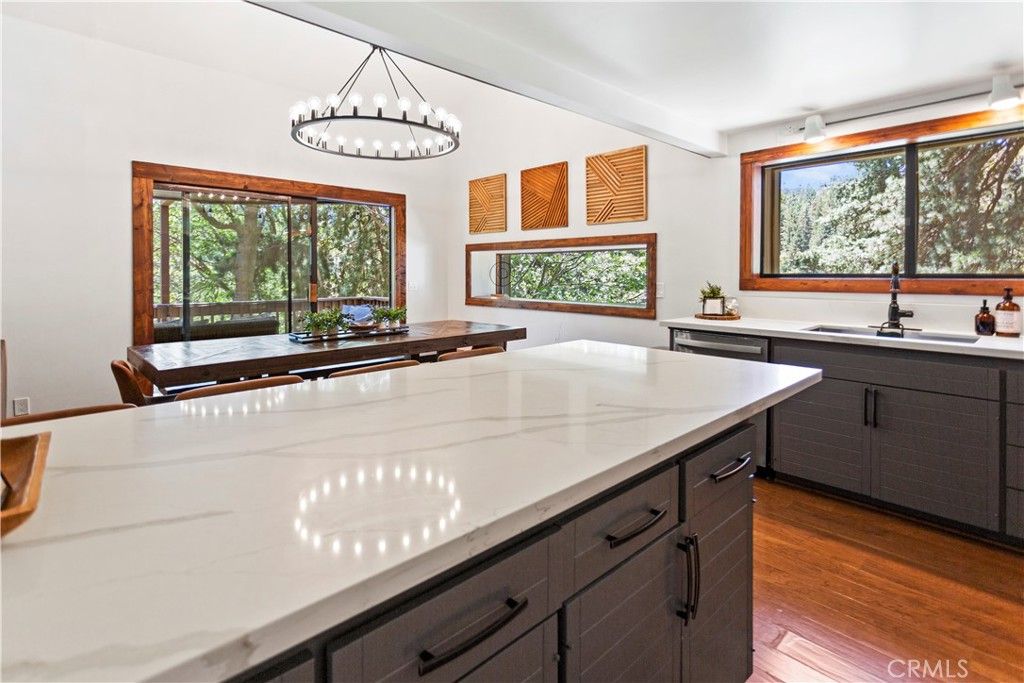 Image 5 of property listing at 26561 Thunderbird, Lake Arrowhead, CA 92352