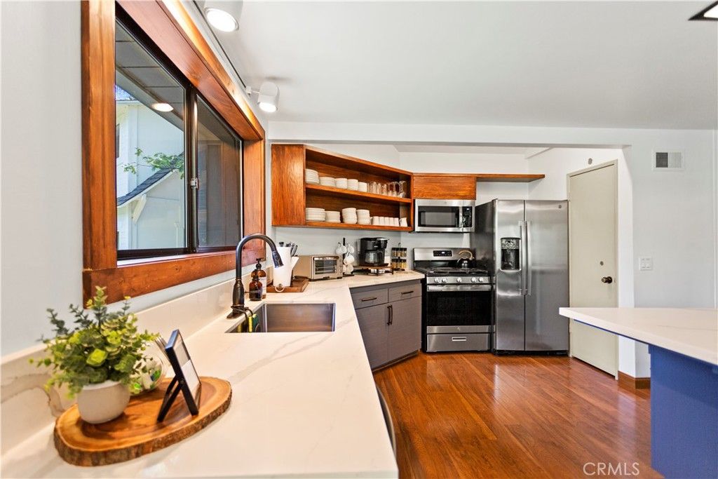 Image 6 of property listing at 26561 Thunderbird, Lake Arrowhead, CA 92352