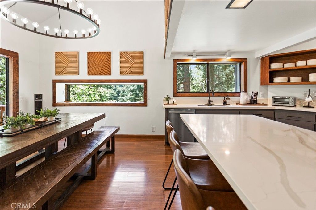 Image 7 of property listing at 26561 Thunderbird, Lake Arrowhead, CA 92352