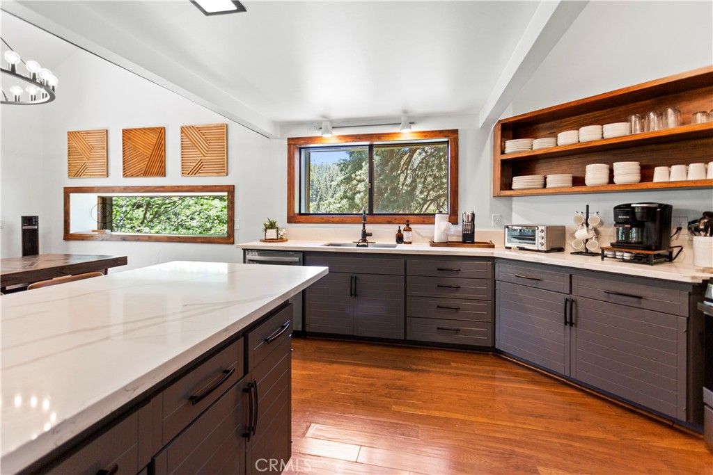 Image 8 of property listing at 26561 Thunderbird, Lake Arrowhead, CA 92352