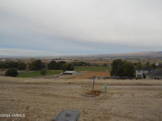 W 1326 Ivy Ct, Sunnyside, WA 98944