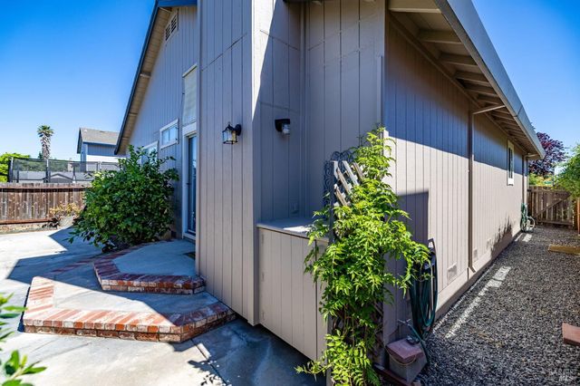 2429 Lemur St, Santa Rosa, CA 95401