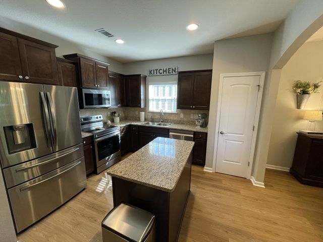 548 Smoky Mountains Dr, Gallatin, TN 37066