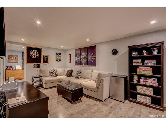 572 E Long Cir, Centennial, CO 80122