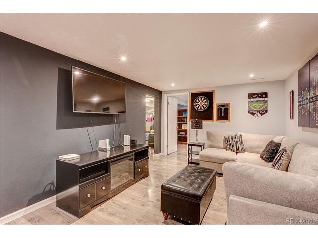 572 E Long Cir, Centennial, CO 80122
