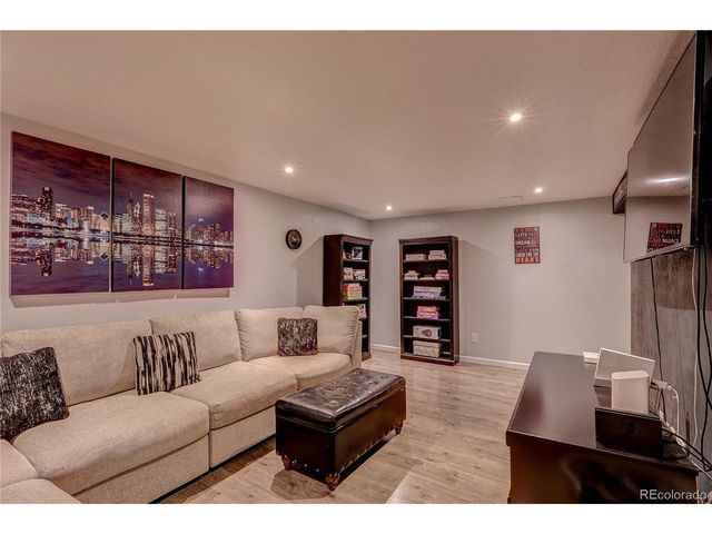 572 E Long Cir, Centennial, CO 80122