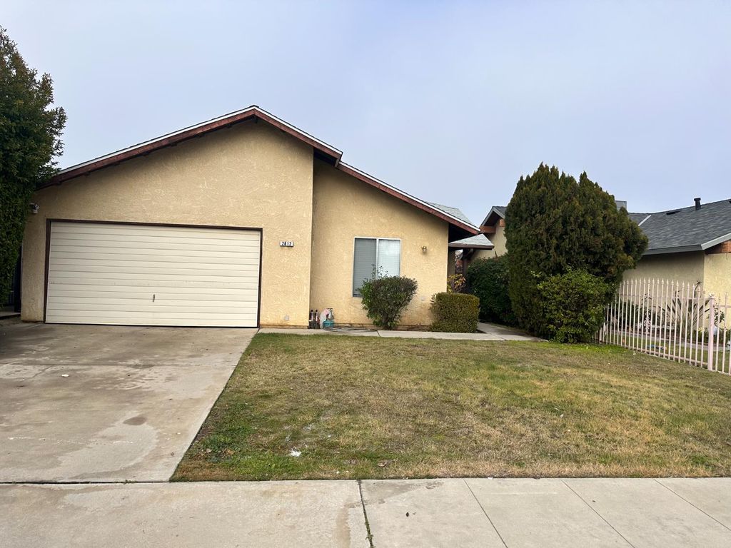 Image 1 of property listing at 2612 Huntsman Avenue, Selma, CA 93662