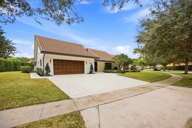 7571 Estrella Circle, Boca Raton, FL 33433