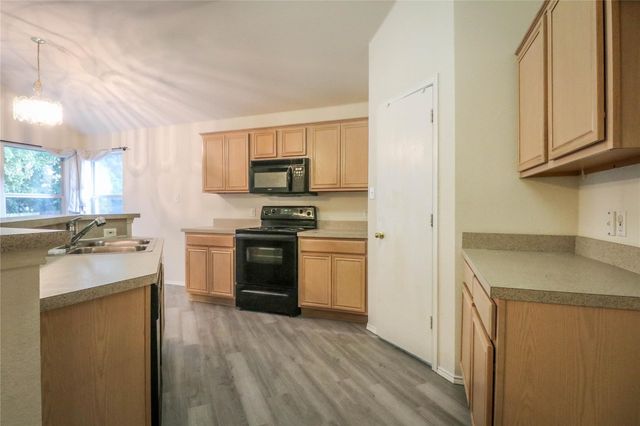 2004 Lennox Lane, Arlington, TX 76018