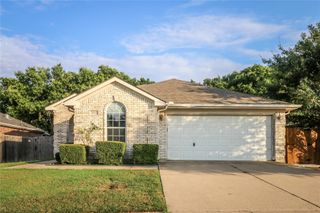 2004 Lennox Lane, Arlington, TX 76018