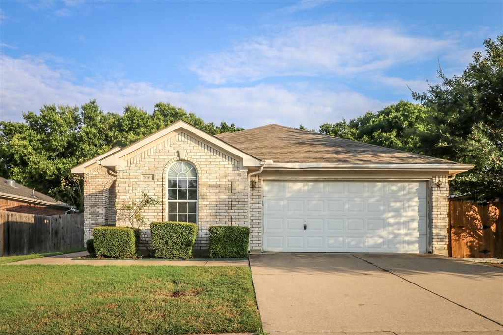 2004 Lennox Lane, Arlington, TX 76018