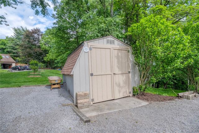 2261 Gray Ridge, Hampton, PA 15101