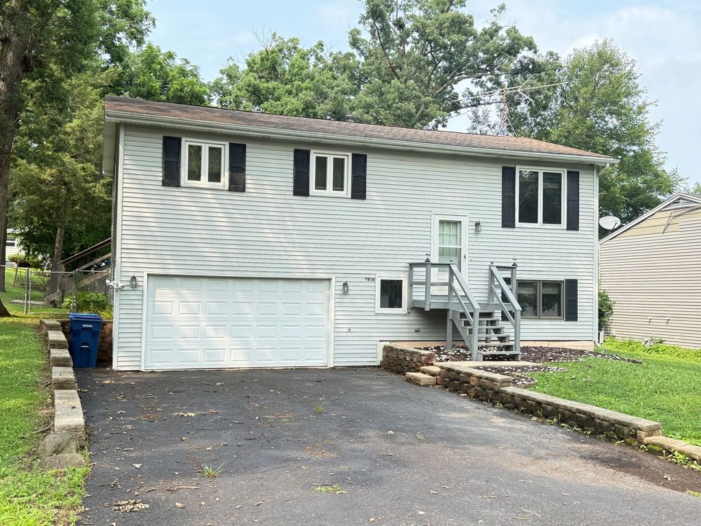 8910 Memory Trail, Wonder Lake, IL 60097